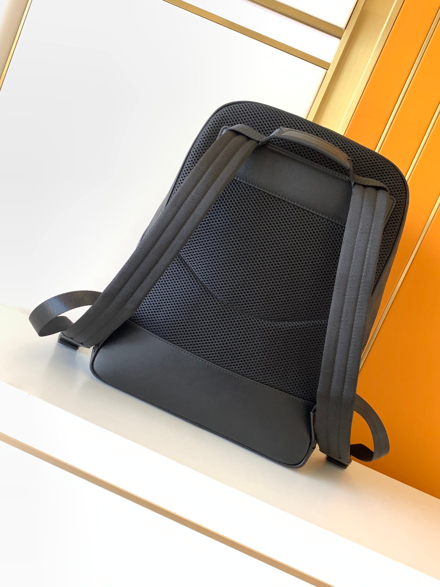 Minimalist Black Embossed Back - Leather Work Rucksack 리뷰 및 가격